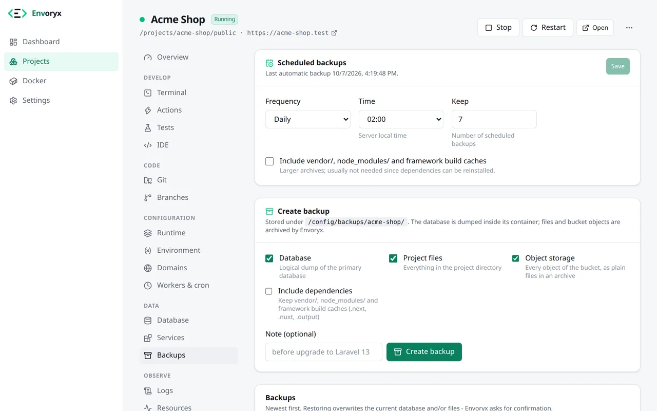 Der Bereich Backups mit dem täglichen Zeitplan um 02:00, der 7 Backups behält, und der Karte „Backup erstellen“ mit Häkchen für Datenbank, Projektdateien und Objektspeicher