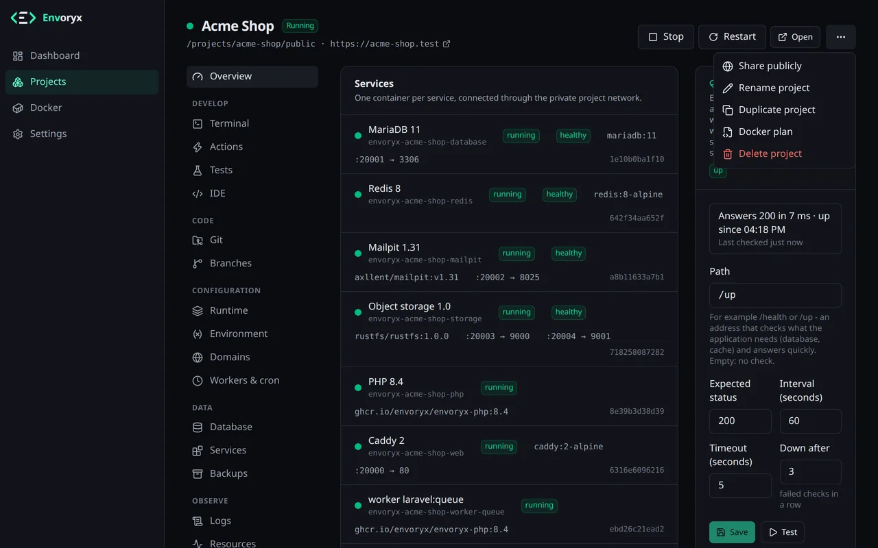 Der Projektkopf mit Stoppen, Neu starten und Öffnen und dem geöffneten Menü „Weitere Aktionen“: Öffentlich teilen, Projekt umbenennen, Projekt duplizieren, Docker-Plan, Projekt löschen