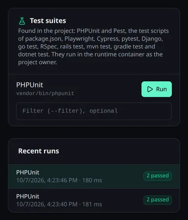 Die im Projekt gefundene PHPUnit-Suite mit Run-Button und Filterfeld und darunter die letzten Läufe mit „2 passed“