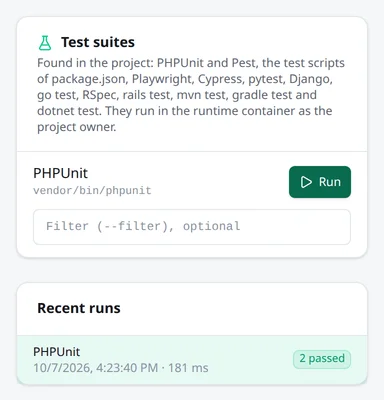 Die im Projekt gefundene PHPUnit-Suite mit Run-Button und Filterfeld und darunter die letzten Läufe mit „2 passed“