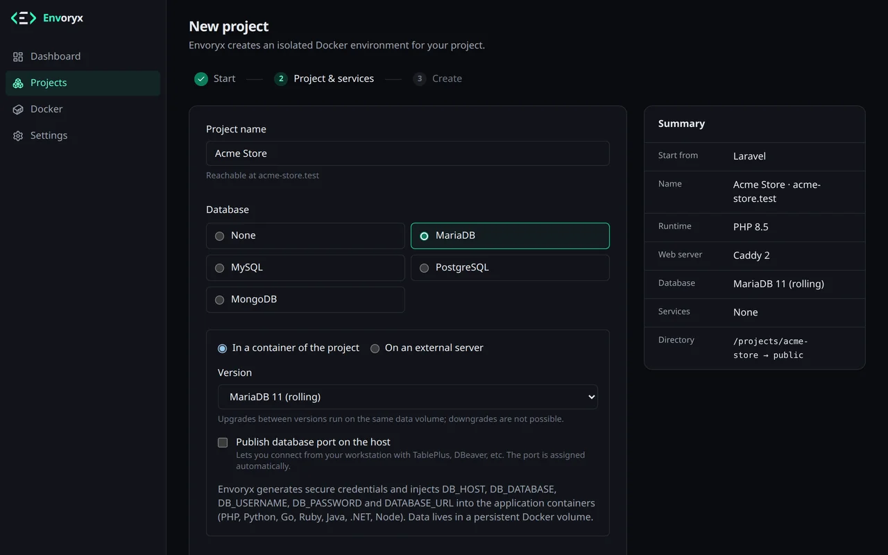 Der Schritt „Projekt & Dienste“ mit dem Namen Acme Store, der Adresse acme-store.test darunter, MariaDB als Datenbank und der Zusammenfassung rechts