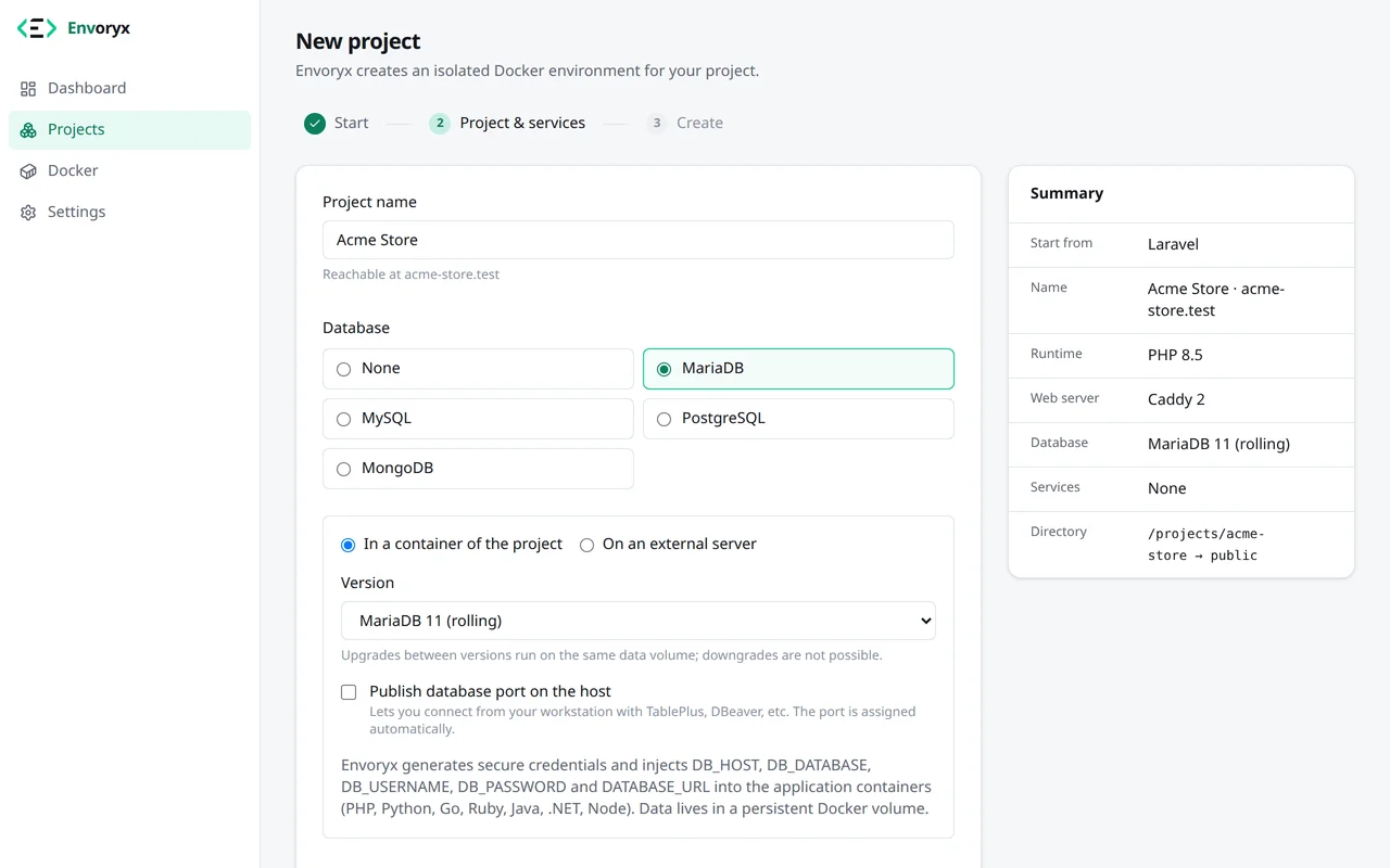Der Schritt „Projekt & Dienste“ mit dem Namen Acme Store, der Adresse acme-store.test darunter, MariaDB als Datenbank und der Zusammenfassung rechts