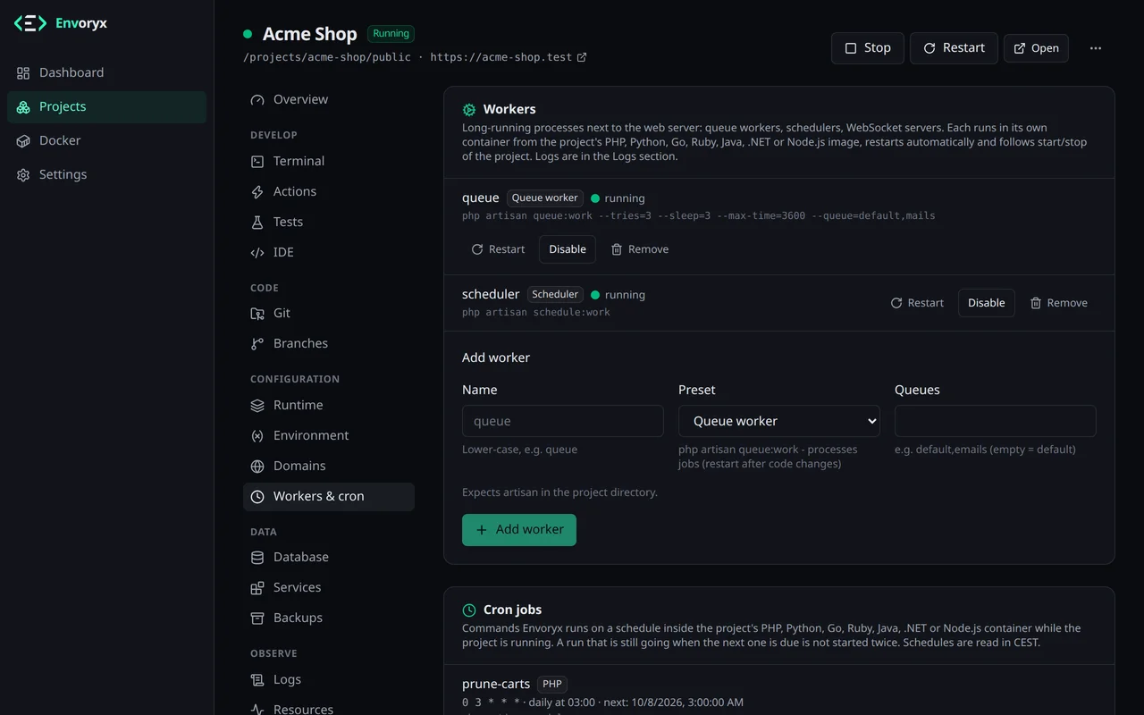 Der Bereich Worker & Cron mit einem Laravel-Queue-Worker und dem Scheduler, beide laufend, dem Formular für einen weiteren Worker und dem ersten Cron-Job darunter