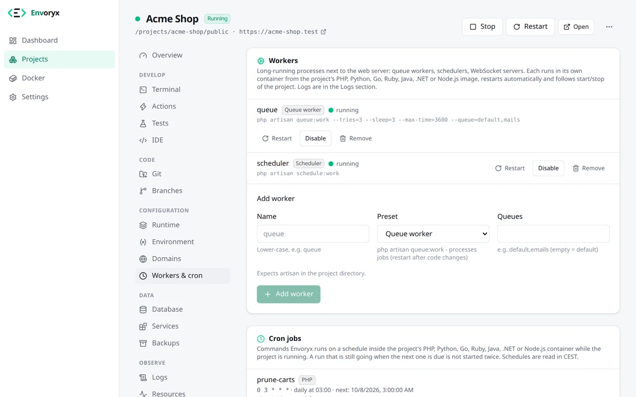 Der Bereich Worker & Cron mit einem Laravel-Queue-Worker und dem Scheduler, beide laufend, dem Formular für einen weiteren Worker und dem ersten Cron-Job darunter